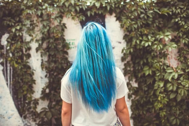 Jovem mulher com cabelos na cor azul