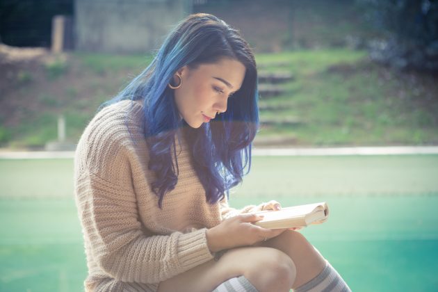 menina de cabelo azul