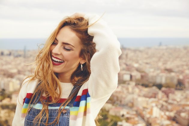 menina com o cabelo Ruivo acobreado