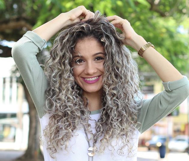 menina de mechas platinadas