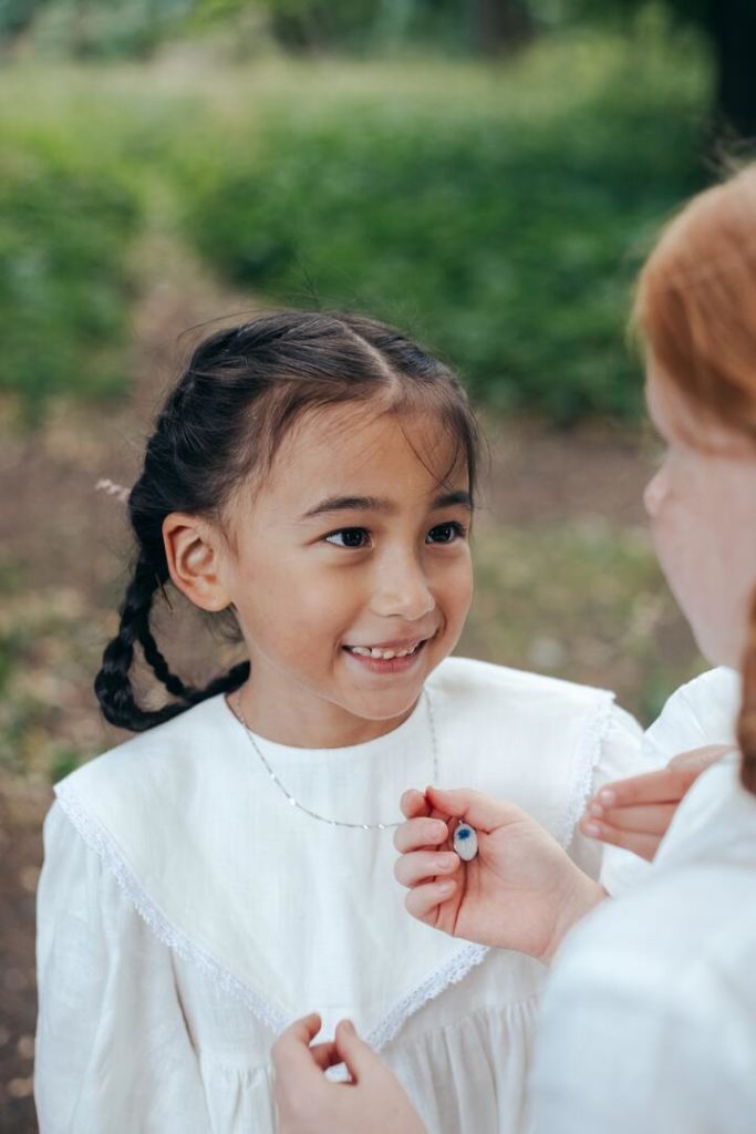 Menina sorridente conversando com uma amiga