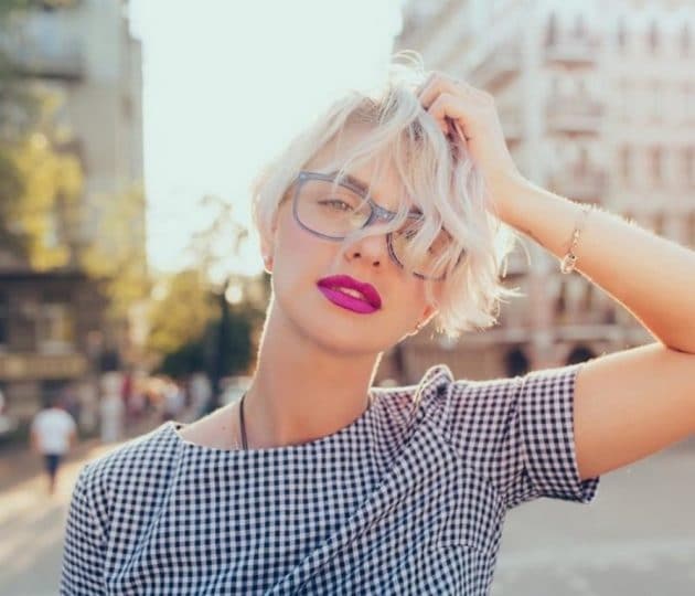 Mulher de cabelo ondulado, curto, loiro platinado