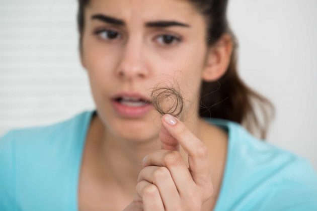 mulher com queda de cabelo