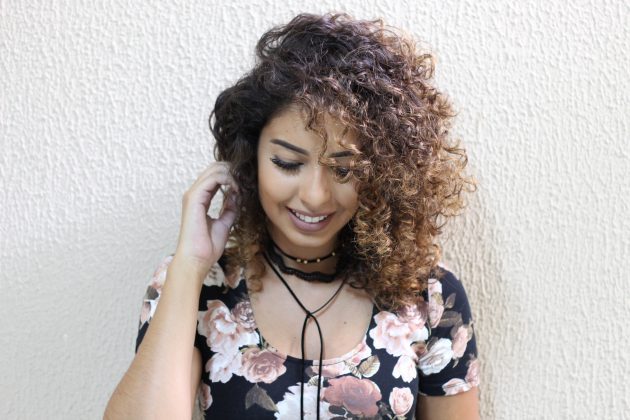 Juliana Louise com o cabelo preto com luzes mel