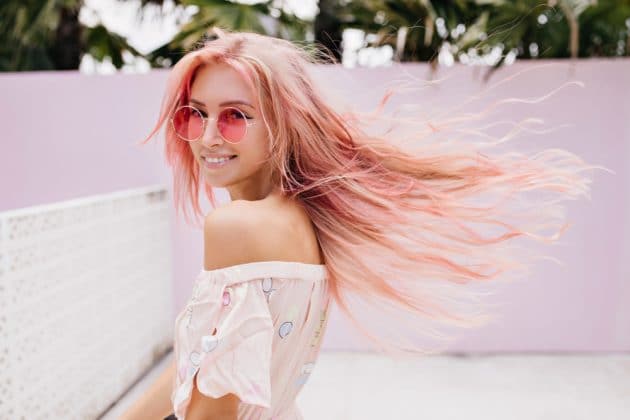  Modelo mostra o seu cabelo rosa pastel bem cuidado na foto