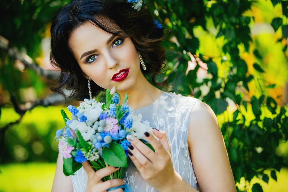 mulher com maquiagem e vestido azul