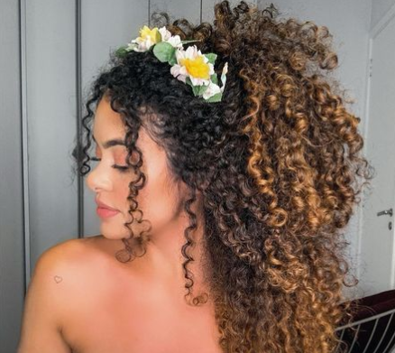  mulher com penteado elaborado para ser madrinha de casamento