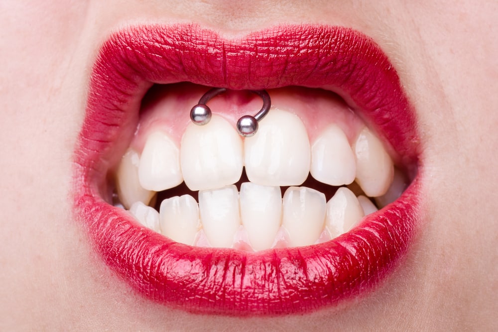 Qual é o risco de ter piercing na boca? ~ Dentopolis
