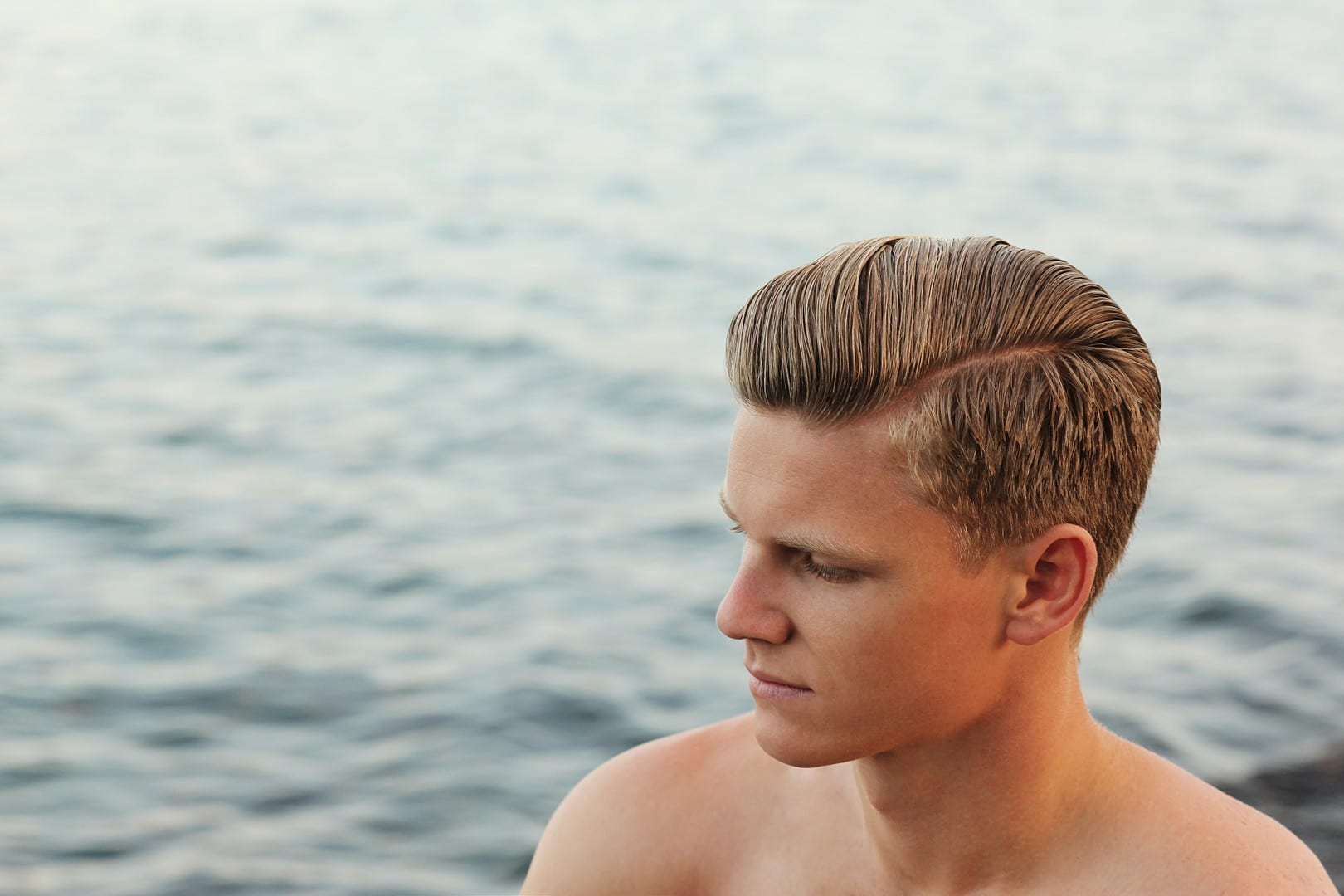 Corte em V masculino: 22 ideias de cabelos fade com e sem riscos