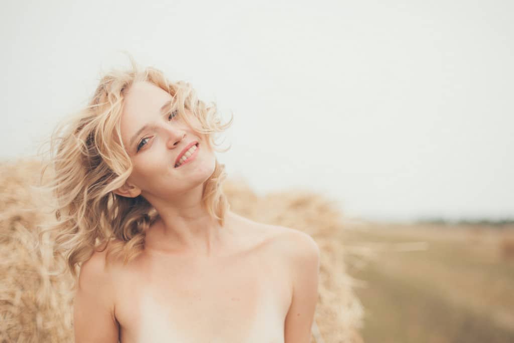 Mulher com modelo de cabelo curto ondulado loiro