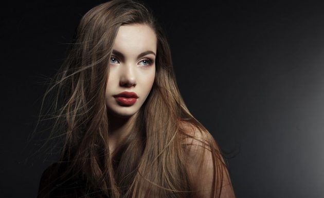 Mulher com cabelo liso, loiro escuro