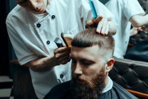 Cortes de cabelo masculino degradê com risca para te inspirar