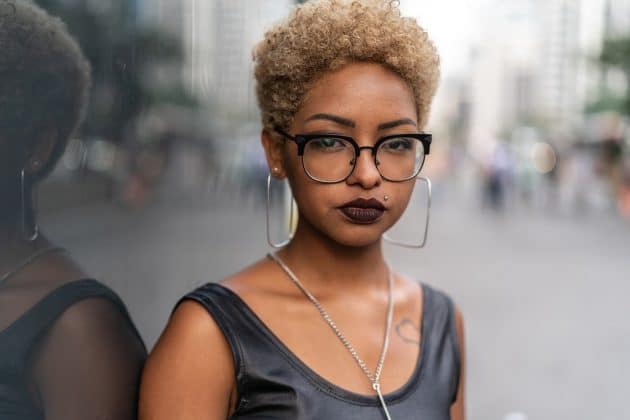 Mulher com corte de cabelo cacheado curto