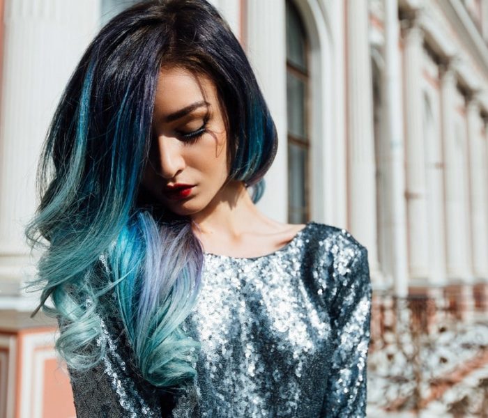 Mulher de cabelo liso com as pontas coloridas de azul
