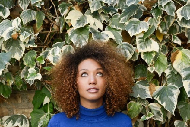 Mulher de cabelo cacheado, tamanho médio, loiro acobreado