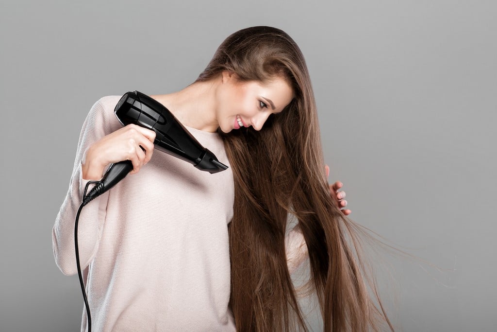  Mulher escovando o próprio cabelo
