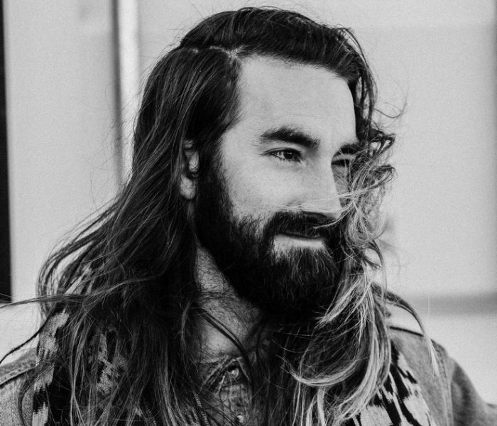 Homem com cabelo longo e barba lenhador