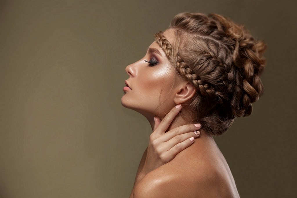  Mulher de cabelo liso, com coque para formatura, com tranças