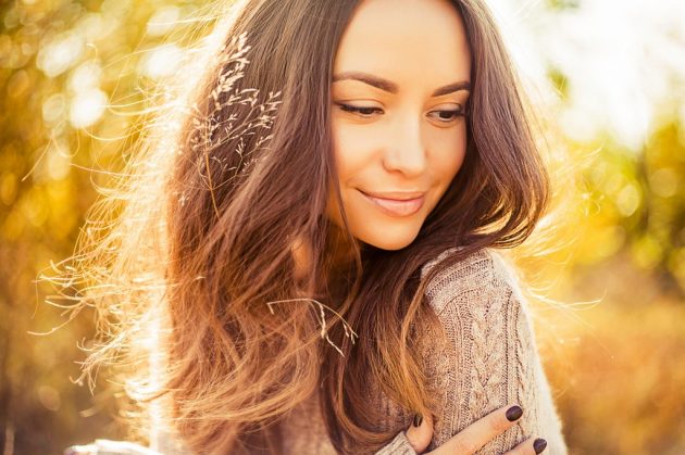 Mulher de cabelo liso, com corte repicado em camadas