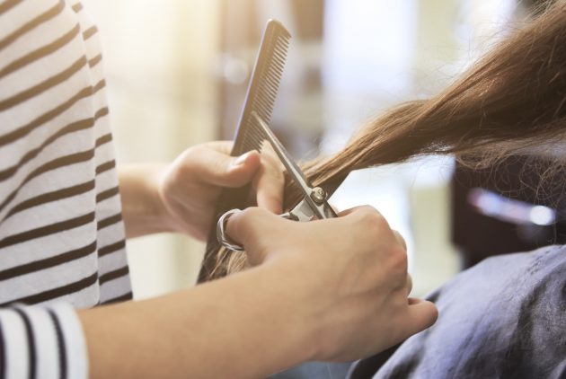 Cabeleireira cortando o cabelo de uma mulher