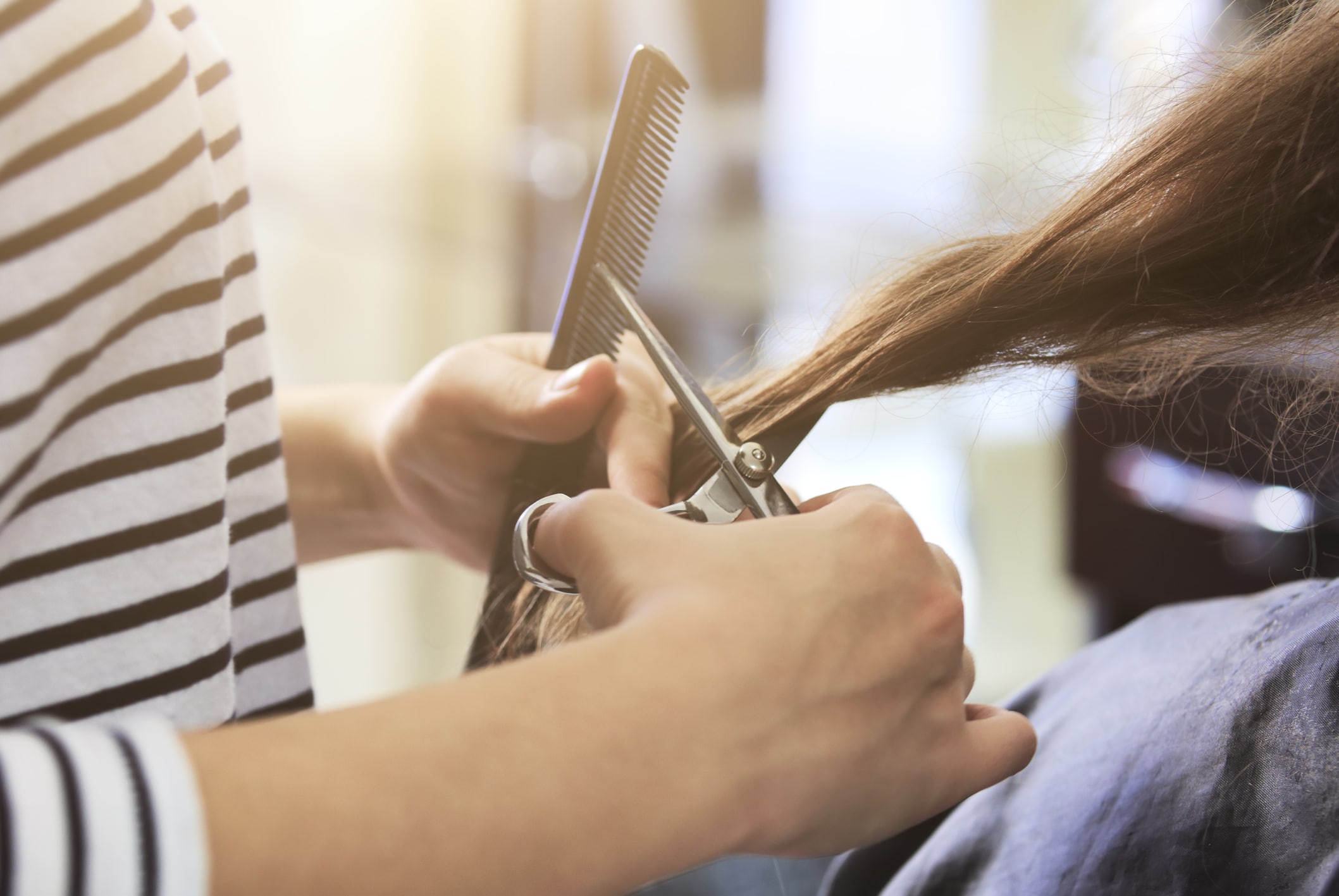  Cabeleireira cortando o cabelo de uma mulher