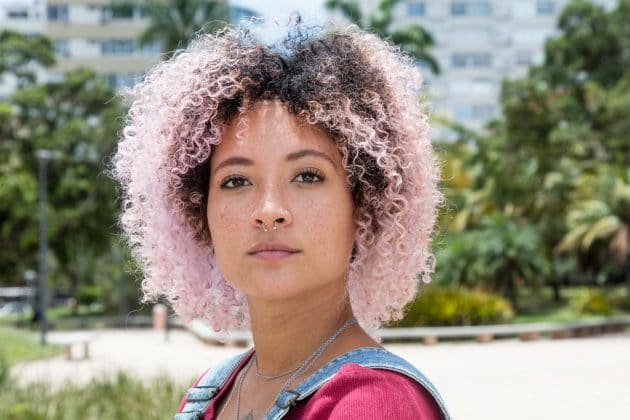 Mulher de cabelo cacheado, rosa pastel