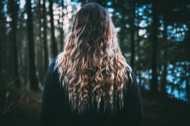 Mulher com cabelos iluminados com californiana