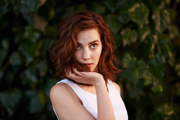 Dica de mulher com cabelo marrom acobreado, ondulado