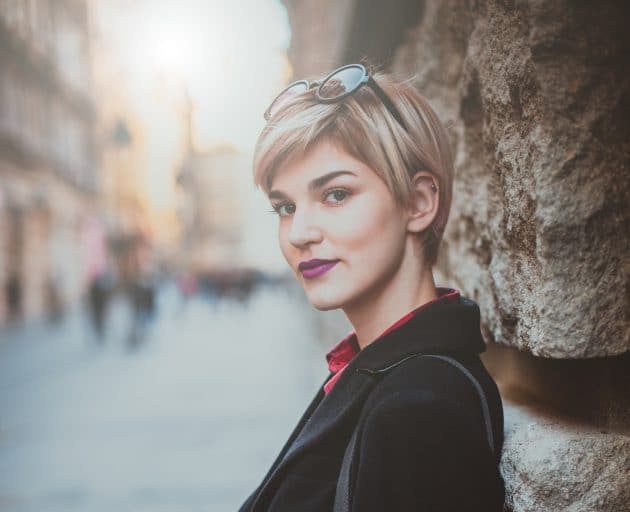 Mulher de cabelo liso, com corte Joãozinho