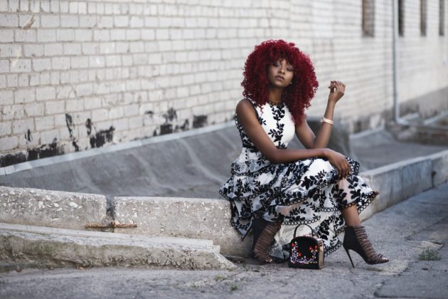 Cabelo acaju em mulher negra