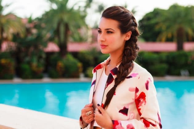 Mulher de cabelo liso, longo, com trança embutida lateral