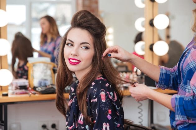 Mulher no salão de beleza fazendo um penteado de topete feminino