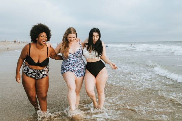 mulheres gordas felizes na praia 