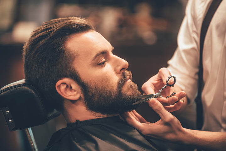  homem fazendo barba