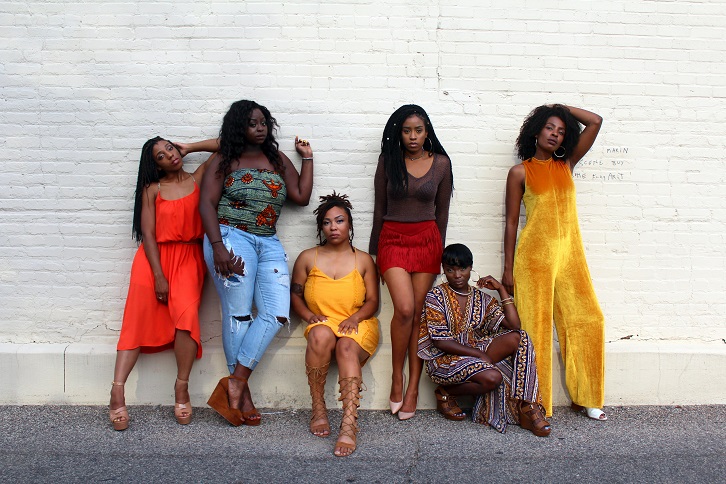  Grupo de mulheres negras com diferentes tipos de cabelo, em forma de liberdade capilar: cacheado, crespo, liso, longo, curto e trançado