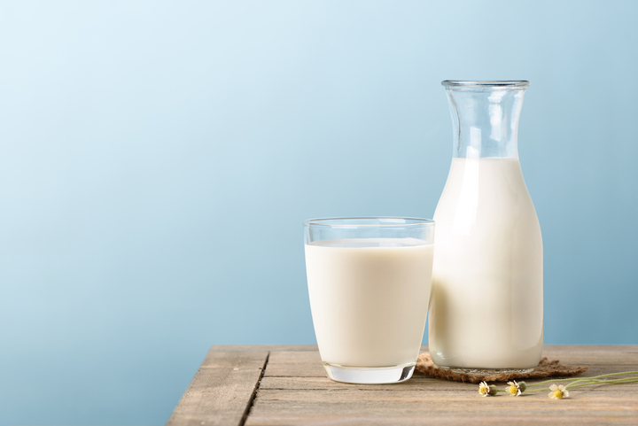 imagem de uma jarra e um copo de leite