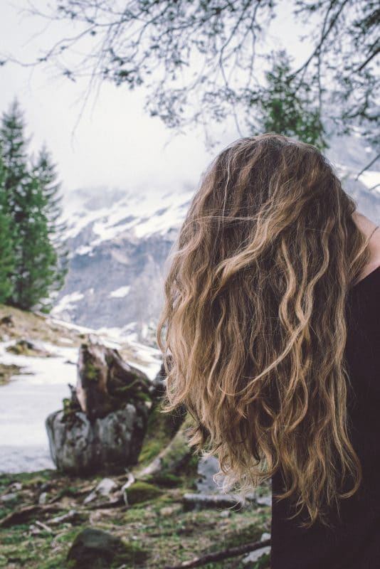 Mulher de cabelo ondulado, efeito da desprogressiva