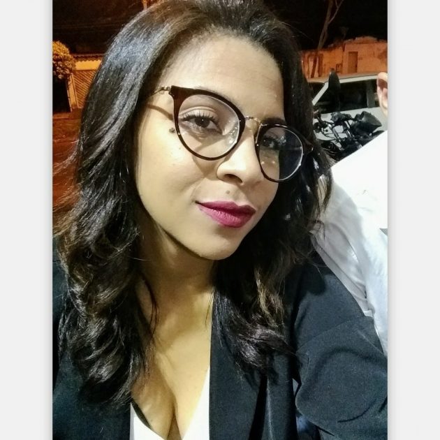 Mulher que desistiu da transição capilar