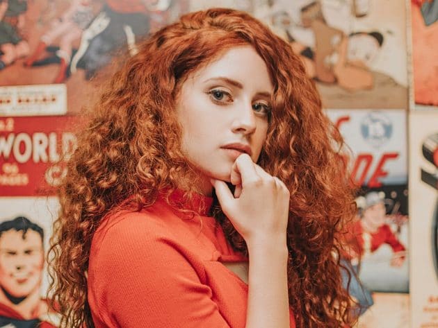 Cabelo cacheado ruivo divido na lateral