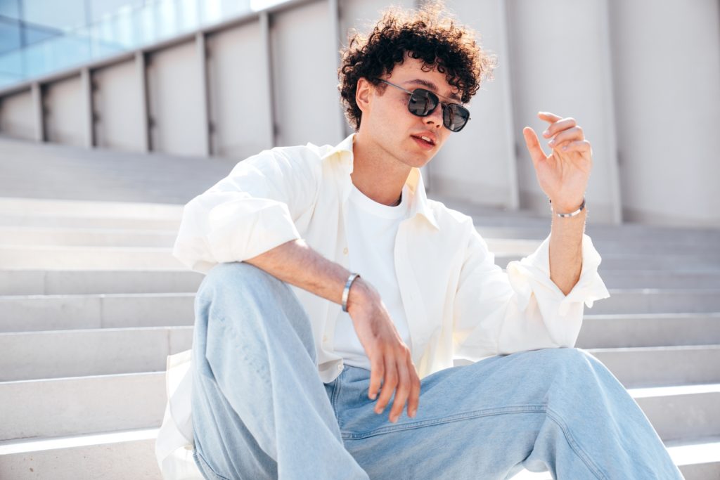 cabelo enrolado para homem