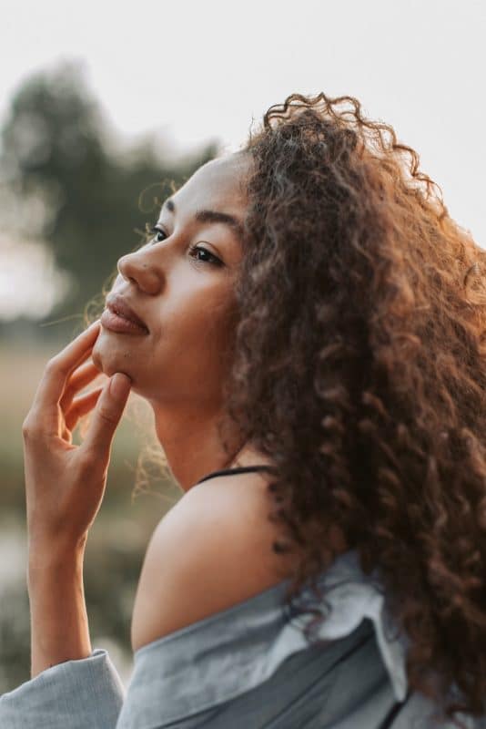 Mulher negra de cabelo  ondulado longo