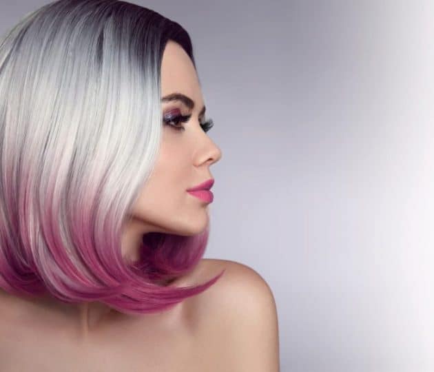 Modelo de cabelo liso com luzes quase branca e com as pontas do cabelo pintada de rosa