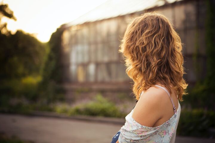 mulher branca com mullet no cabelo loiro médio