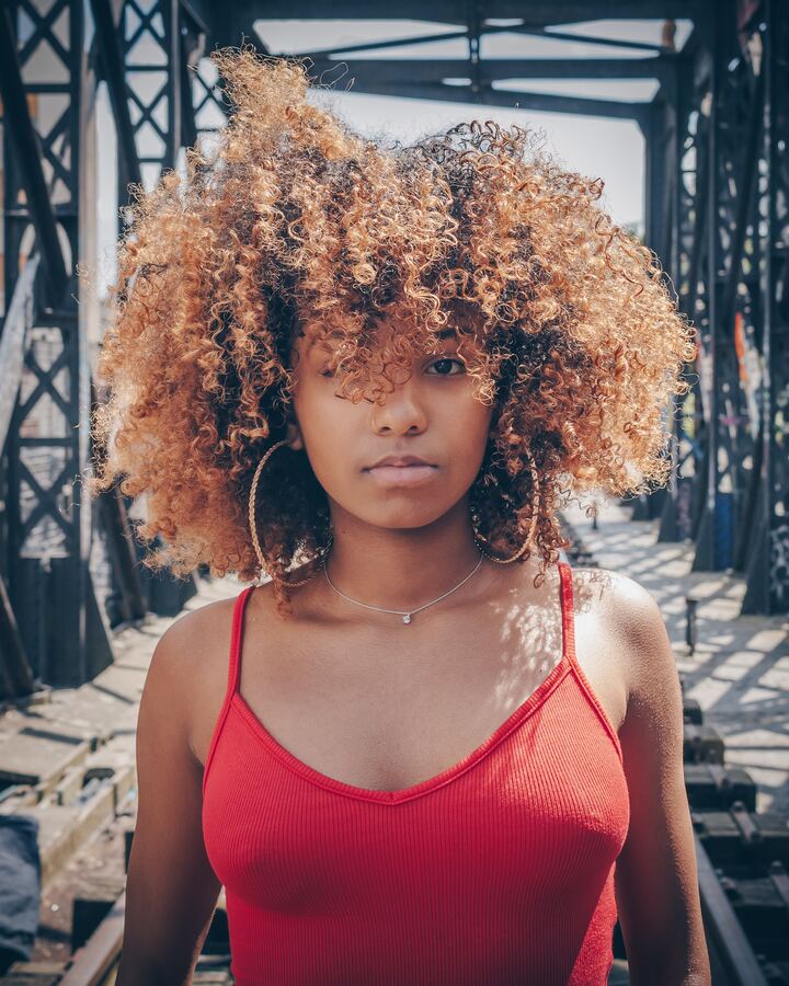 mulher negra com mullet no cabelo castanho