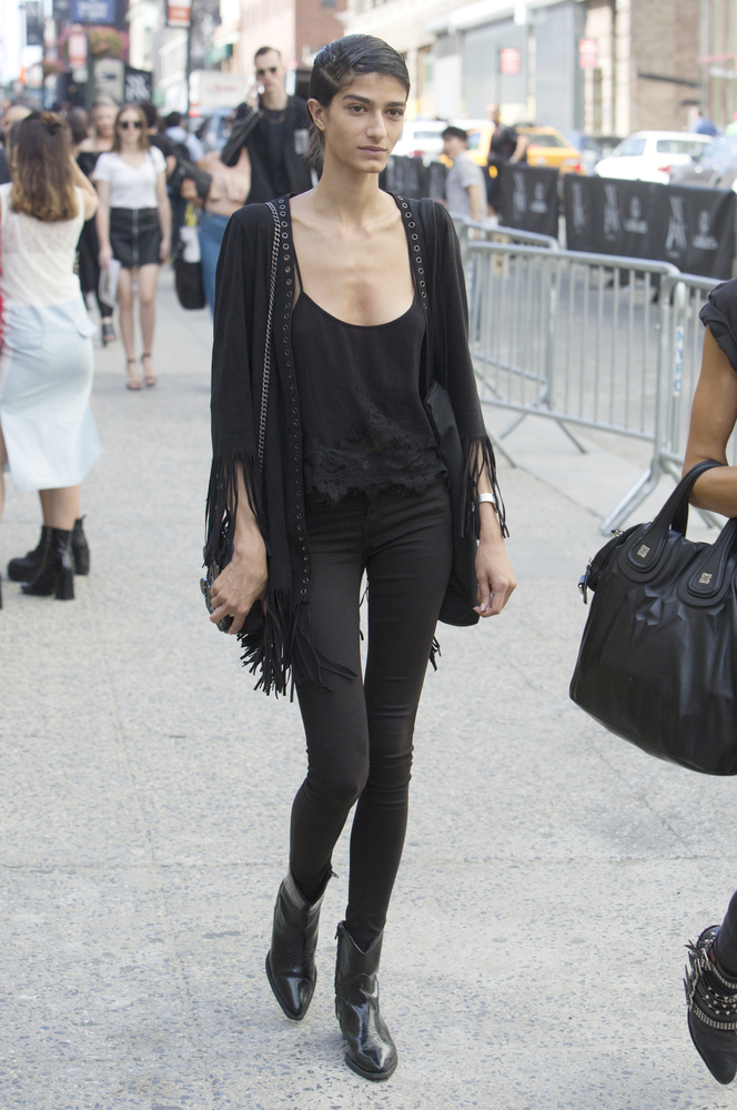 Modelo de blusa preta leve e calça jeans preta para mostrar toda sua beleza no estilo minimalista