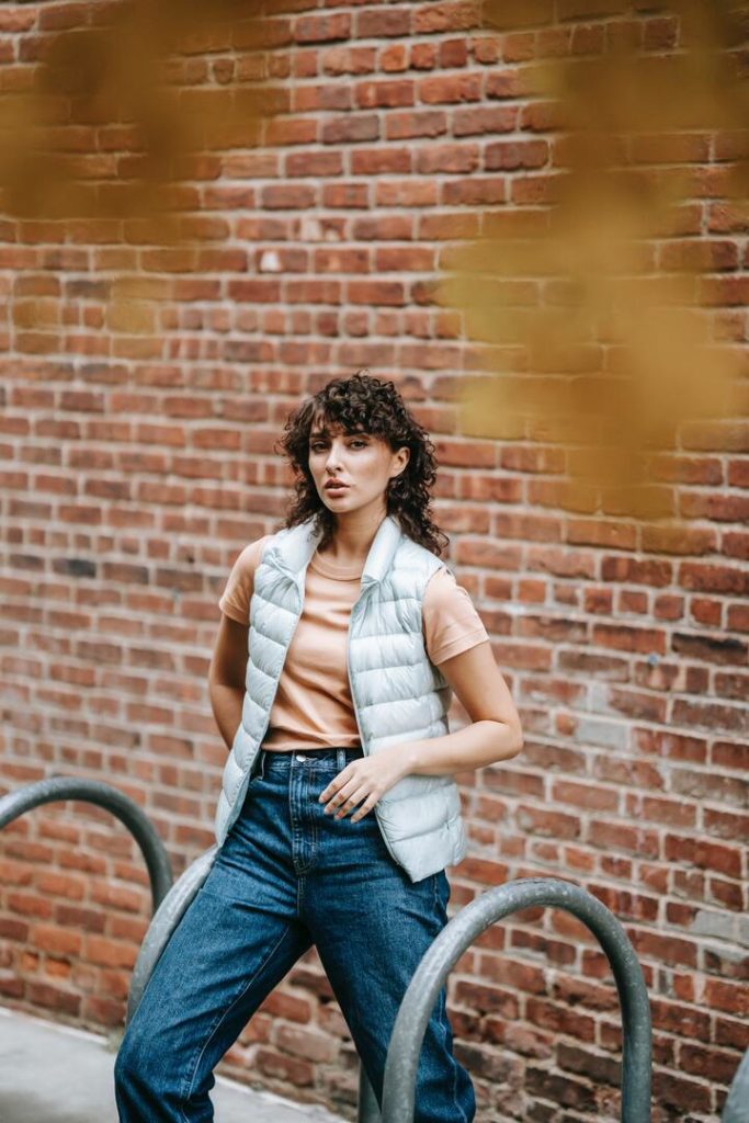 mulher branca com mullet no cabelo escuro