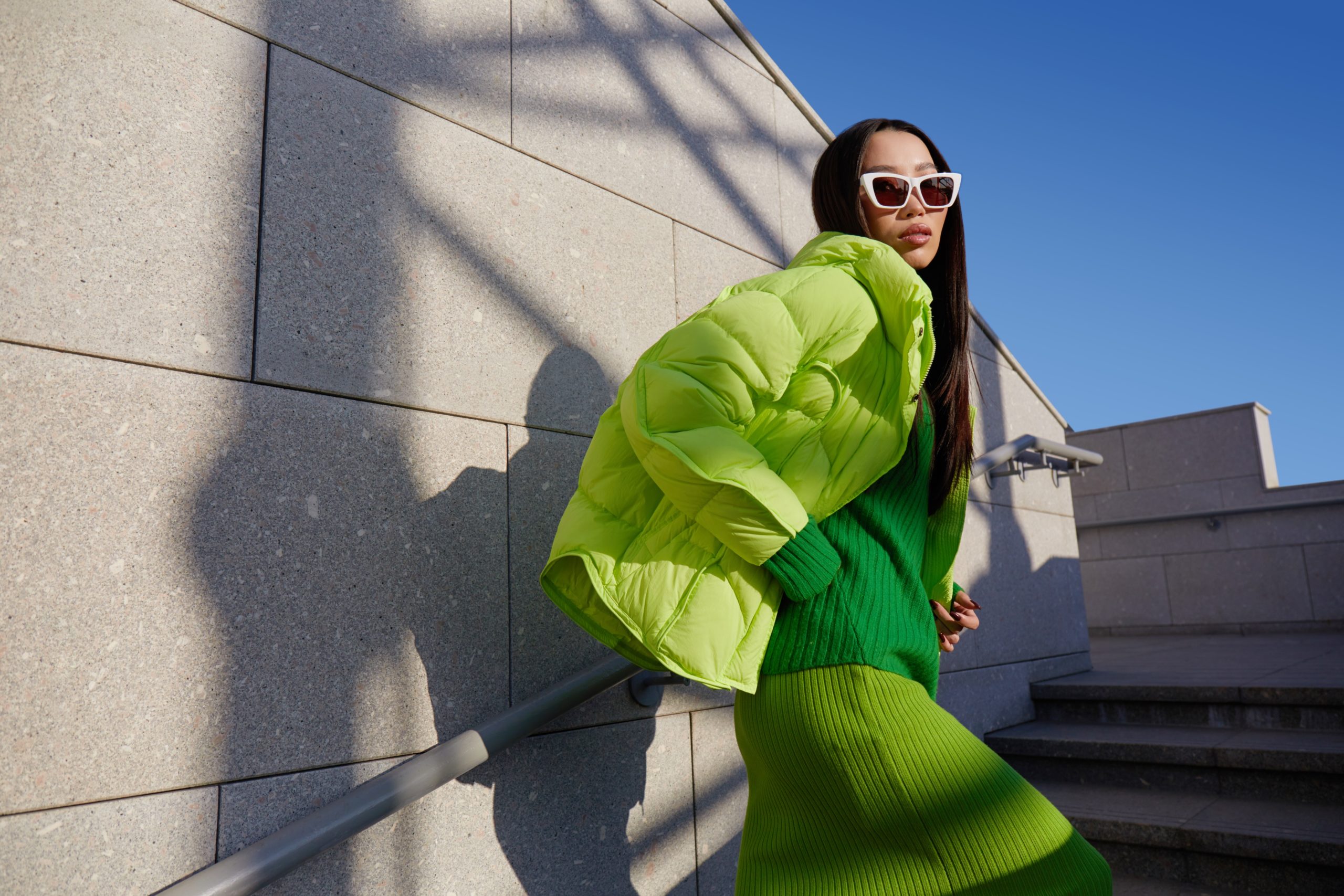 modelo com um look monocromático verde