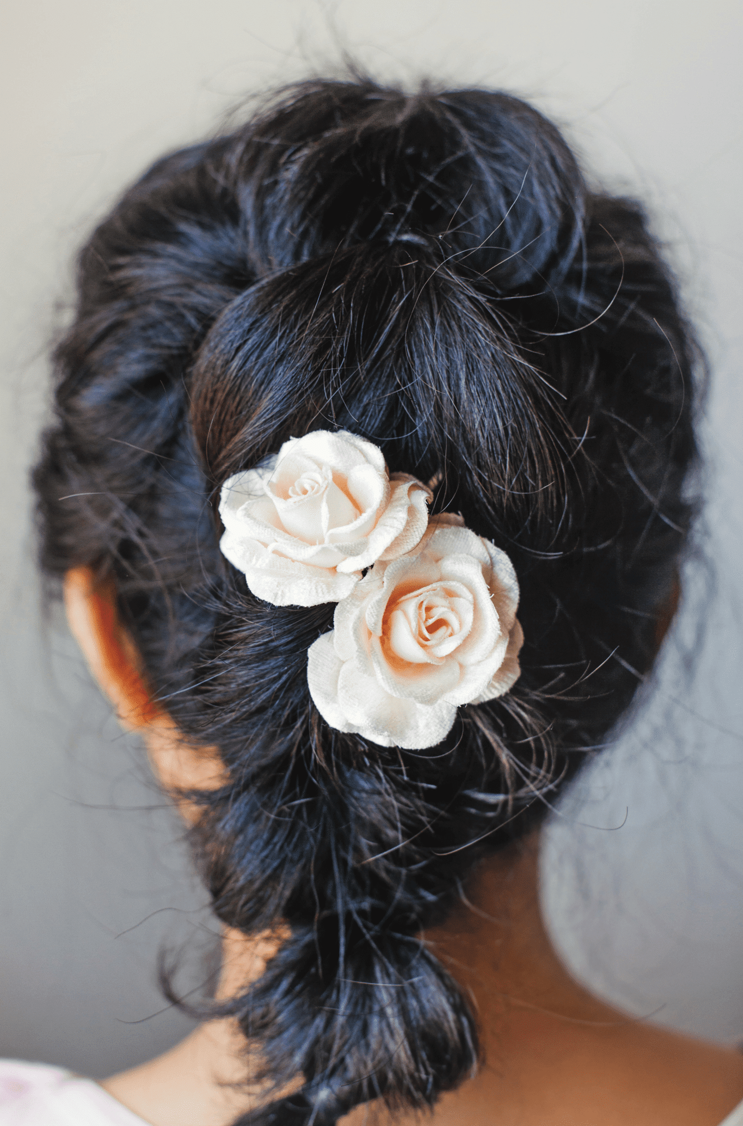 Penteado para cabelo curto com pequenas flores como decoração