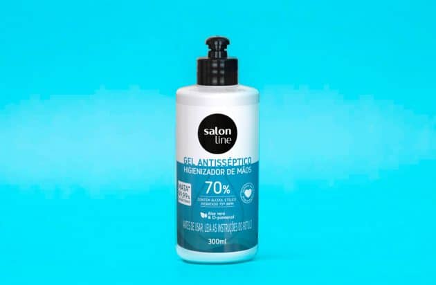 Frasco de Gel Antisséptico Higienizador de Mãos Salon Line com 70% álcool, fundo azul