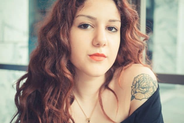 Mulher de cabelo com mechas ruivas